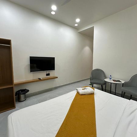 Hotel Sky Way Inn Hisār Екстериор снимка