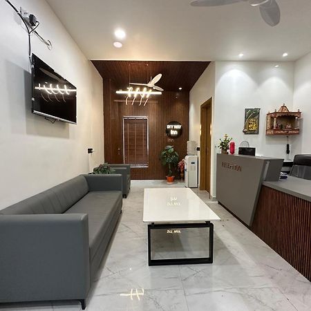 Hotel Sky Way Inn Hisār Екстериор снимка