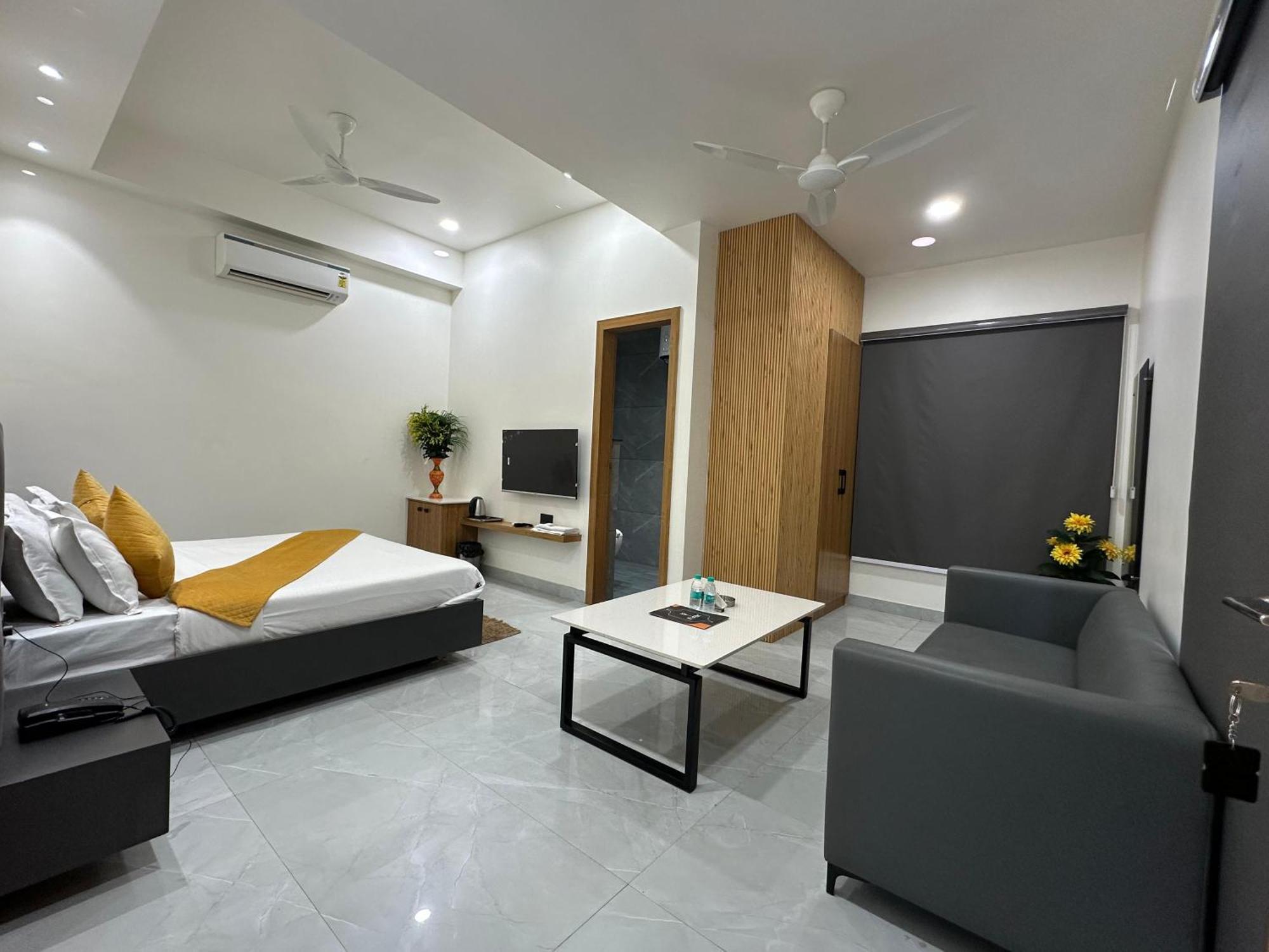 Hotel Sky Way Inn Hisār Екстериор снимка