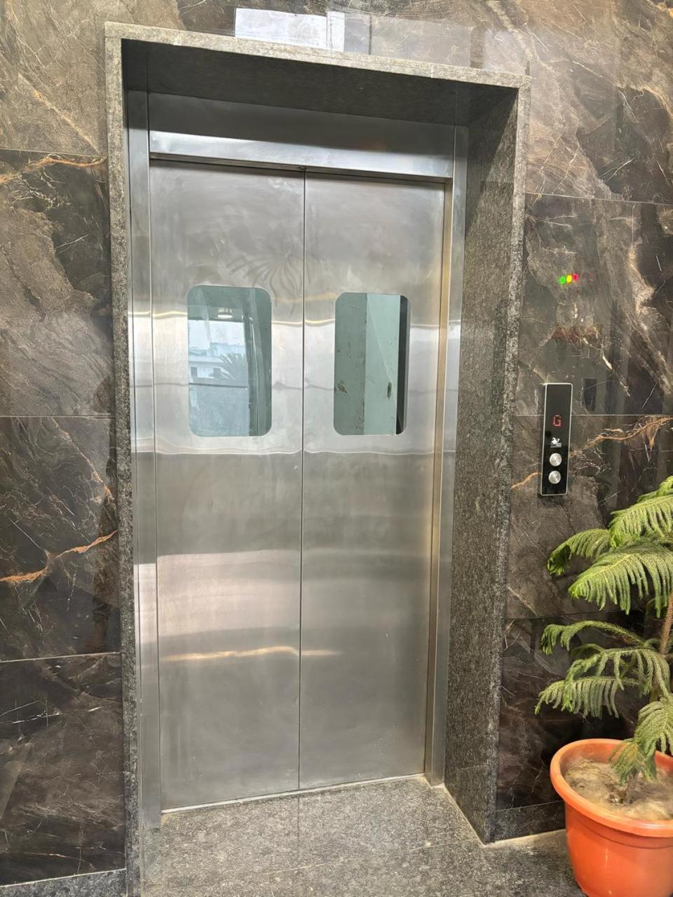 Hotel Sky Way Inn Hisār Екстериор снимка