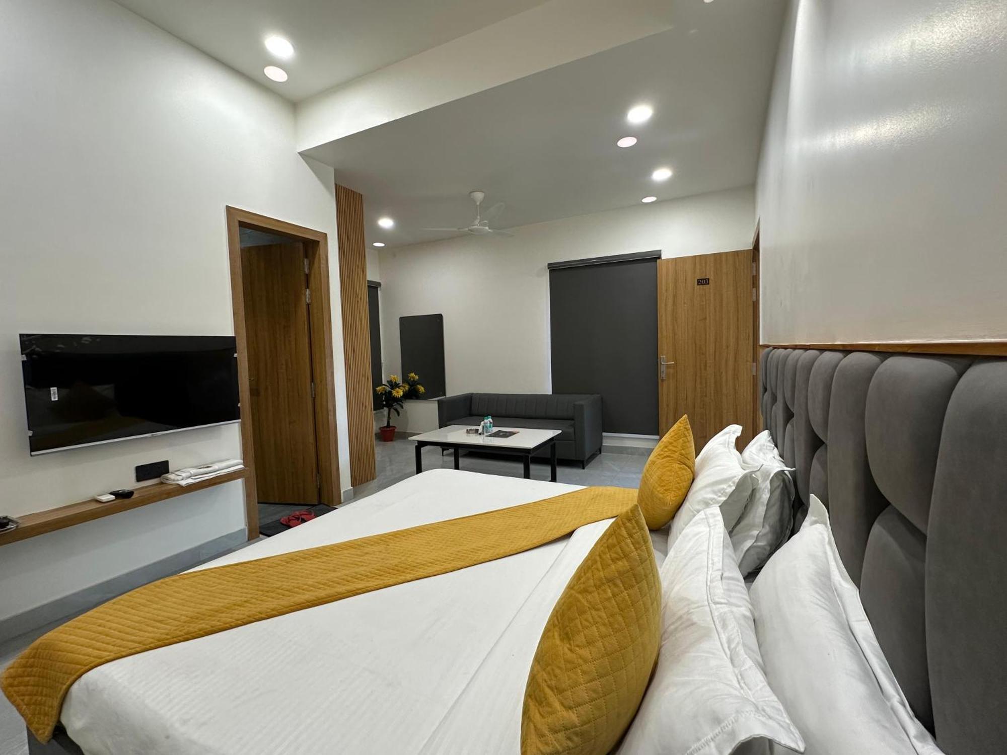 Hotel Sky Way Inn Hisār Екстериор снимка