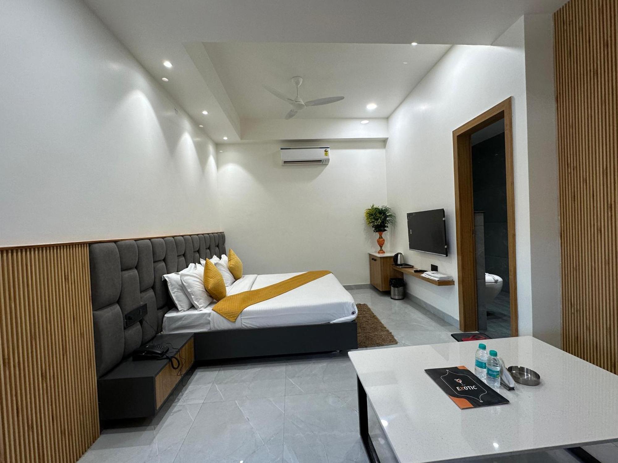 Hotel Sky Way Inn Hisār Екстериор снимка