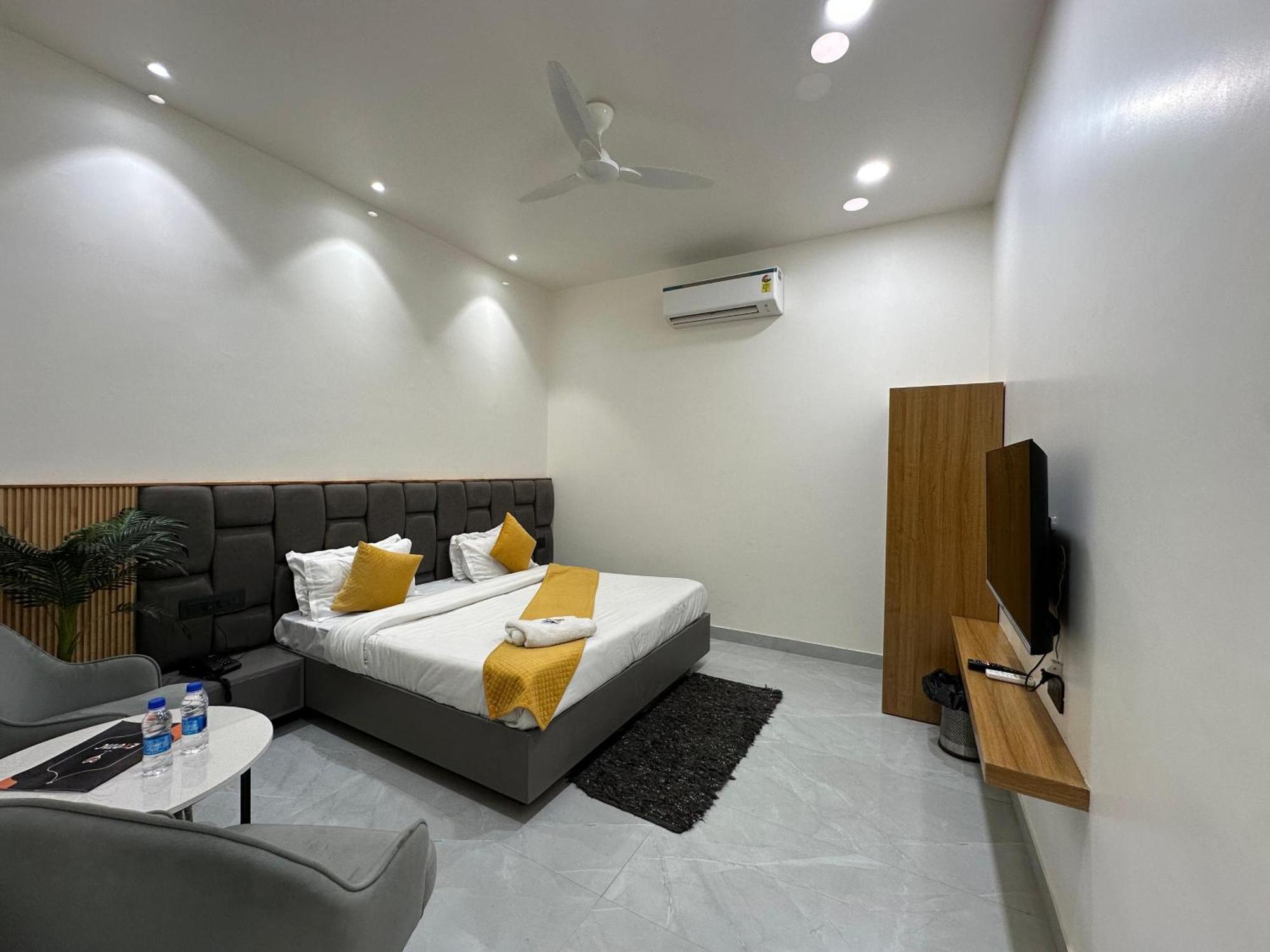 Hotel Sky Way Inn Hisār Екстериор снимка