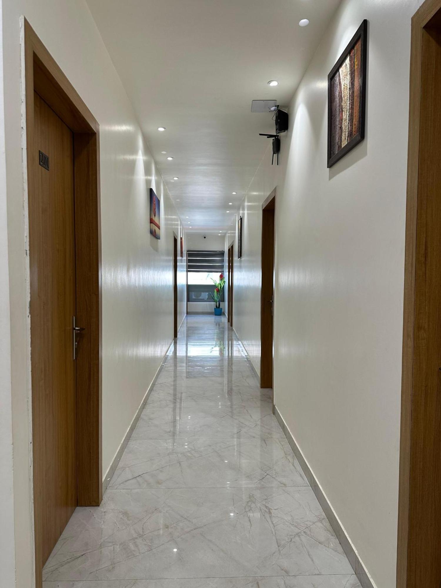 Hotel Sky Way Inn Hisār Екстериор снимка
