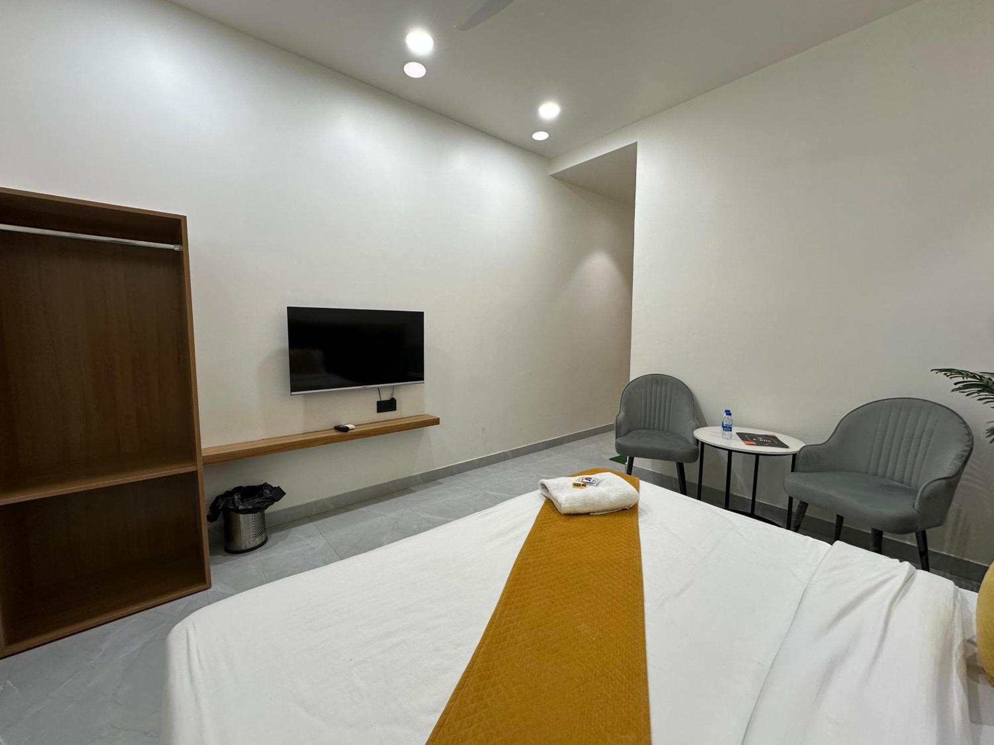 Hotel Sky Way Inn Hisār Екстериор снимка