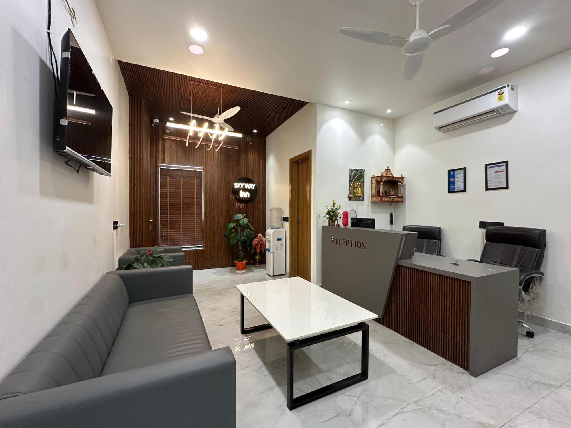Hotel Sky Way Inn Hisār Екстериор снимка