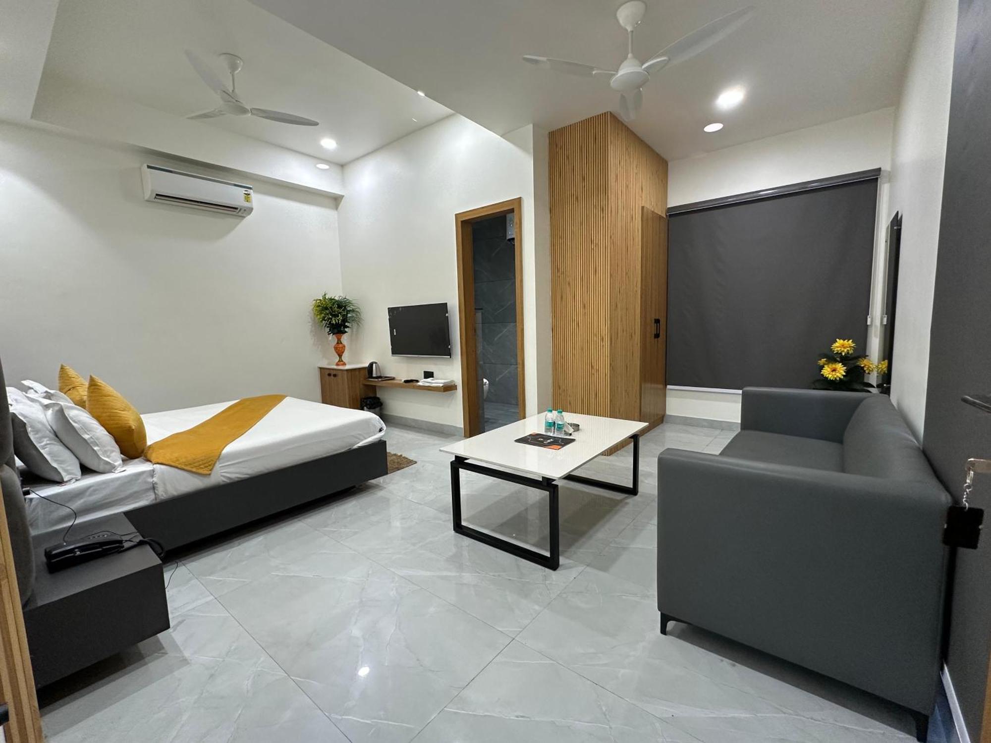 Hotel Sky Way Inn Hisār Екстериор снимка